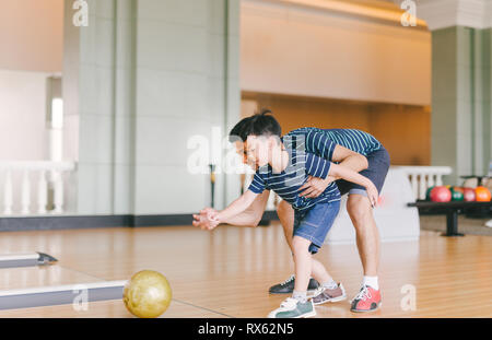 Asiatische Familie Spaß am bowling club Stockfoto