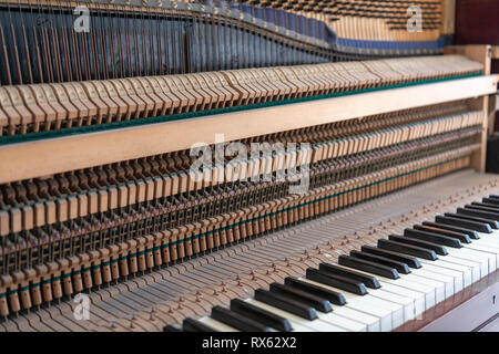 Die Tastatur und die in einem alten Klavier mit dem Gehäuse entfernt, die den Mechanismus Stockfoto