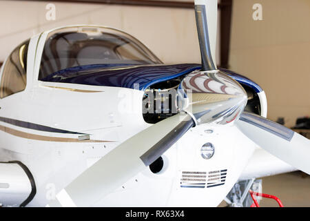 Kleine weiße und blaue Flugzeug im Hangar, kleinen Cockpit, private, Vorderansicht Stockfoto