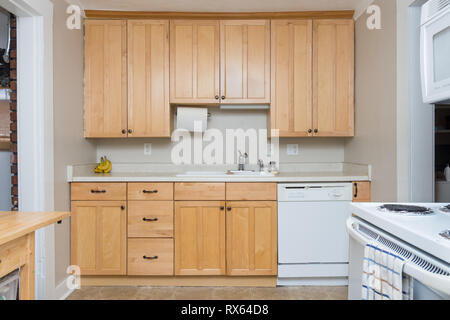 Reinigen Sie hellbraune Holz Schränke in kleine Küche Raum Stockfoto