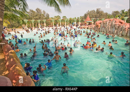 Obwohl es möglicherweise Probleme der Wasserversorgung in der Stadt wasserreich Teil Essel World Vergnügungspark in Gorai, ist Mumbai, Indien ungebrochen und zog große Scharen über das lange Wochenende.     Wasserreich Asiens größte Wasser-Themenpark soll und hat mehrere Sehenswürdigkeiten, darunter die weltweit größte Wellenbecken, Herz stoppen reitet ' n ' Folien, Flussabenteuer Kreuzfahrten usw. Attraktionen wasserreich: The Wet Atlantic-The weltweit größten Wellenbad Misphisly Hill-12 Hochgeschwindigkeits-spannende Fahrten Brat Zone-Geysire, Taste betätigt Wasserspiele, Düsen für Kinder Goofers Lagune-Pe Stockfoto