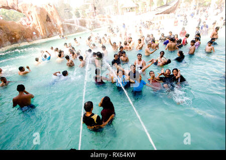 Obwohl es möglicherweise Probleme der Wasserversorgung in der Stadt wasserreich Teil Essel World Vergnügungspark in Gorai, ist Mumbai, Indien ungebrochen und zog große Scharen über das lange Wochenende.     Wasserreich Asiens größte Wasser-Themenpark soll und hat mehrere Sehenswürdigkeiten, darunter die weltweit größte Wellenbecken, Herz stoppen reitet ' n ' Folien, Flussabenteuer Kreuzfahrten usw. Attraktionen wasserreich: The Wet Atlantic-The weltweit größten Wellenbad Misphisly Hill-12 Hochgeschwindigkeits-spannende Fahrten Brat Zone-Geysire, Taste betätigt Wasserspiele, Düsen für Kinder Goofers Lagune-Pe Stockfoto