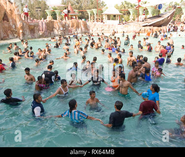 Obwohl es möglicherweise Probleme der Wasserversorgung in der Stadt wasserreich Teil Essel World Vergnügungspark in Gorai, ist Mumbai, Indien ungebrochen und zog große Scharen über das lange Wochenende.     Wasserreich Asiens größte Wasser-Themenpark soll und hat mehrere Sehenswürdigkeiten, darunter die weltweit größte Wellenbecken, Herz stoppen reitet ' n ' Folien, Flussabenteuer Kreuzfahrten usw. Attraktionen wasserreich: The Wet Atlantic-The weltweit größten Wellenbad Misphisly Hill-12 Hochgeschwindigkeits-spannende Fahrten Brat Zone-Geysire, Taste betätigt Wasserspiele, Düsen für Kinder Goofers Lagune-Pe Stockfoto