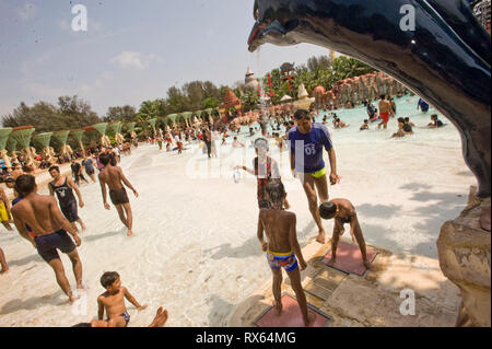 Obwohl es möglicherweise Probleme der Wasserversorgung in der Stadt wasserreich Teil Essel World Vergnügungspark in Gorai, ist Mumbai, Indien ungebrochen und zog große Scharen über das lange Wochenende.     Wasserreich Asiens größte Wasser-Themenpark soll und hat mehrere Sehenswürdigkeiten, darunter die weltweit größte Wellenbecken, Herz stoppen reitet ' n ' Folien, Flussabenteuer Kreuzfahrten usw. Attraktionen wasserreich: The Wet Atlantic-The weltweit größten Wellenbad Misphisly Hill-12 Hochgeschwindigkeits-spannende Fahrten Brat Zone-Geysire, Taste betätigt Wasserspiele, Düsen für Kinder Goofers Lagune-Pe Stockfoto