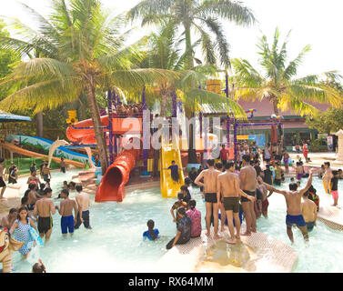 Obwohl es möglicherweise Probleme der Wasserversorgung in der Stadt wasserreich Teil Essel World Vergnügungspark in Gorai, ist Mumbai, Indien ungebrochen und zog große Scharen über das lange Wochenende.     Wasserreich Asiens größte Wasser-Themenpark soll und hat mehrere Sehenswürdigkeiten, darunter die weltweit größte Wellenbecken, Herz stoppen reitet ' n ' Folien, Flussabenteuer Kreuzfahrten usw. Attraktionen wasserreich: The Wet Atlantic-The weltweit größten Wellenbad Misphisly Hill-12 Hochgeschwindigkeits-spannende Fahrten Brat Zone-Geysire, Taste betätigt Wasserspiele, Düsen für Kinder Goofers Lagune-Pe Stockfoto