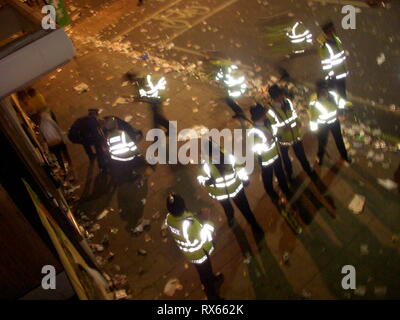 Notting Hill Carnival abgebildet flache blickte auf Ladbroke Grove, die eine Patt von mehreren Stunden zwischen Polizei und Jugendlichen sah.   25. August 2008 Stockfoto