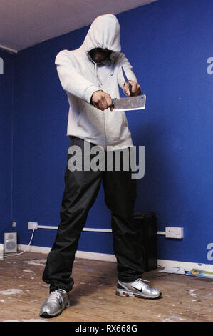 Ein Mitglied der "Muslimischen jungen" Bande in einem Unterschlupf in Peckham, Südlondon abgebildet. 28.01.05 Stockfoto