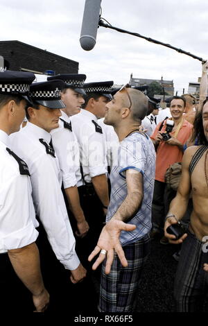 Reclaim the Streets. Straßenfest am 13. Juli 1996 - auf die kürzeste Autobahn in England, der M41 im Westen von London. Stockfoto