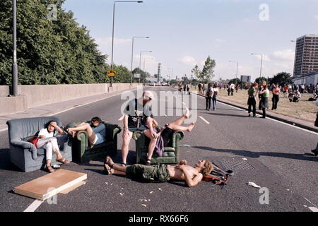 Reclaim the Streets. Straßenfest am 13. Juli 1996 - auf die kürzeste Autobahn in England, der M41 im Westen von London. Stockfoto