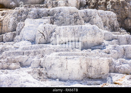 Trockene weiße mineralische Ablagerungen in Mammoth Hot Springs Stockfoto