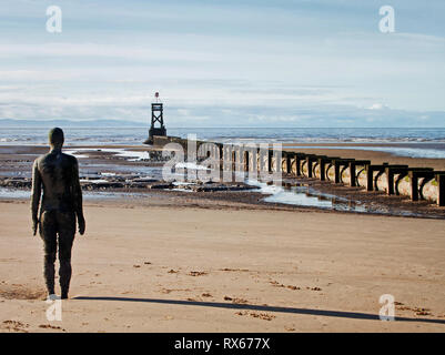 Ein Bügeleisen Männer Antony Gormley stehen an einer anderen Stelle am Crosby Beach Stockfoto