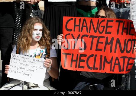 Athen, Griechenland. 8 Mär, 2019. Aktivismus. Schüler erfordern radikale Klima Aktion außerhalb des griechischen Parlaments. (Bild: © aristidis VafeiadakisZUMA Draht) Credit: ZUMA Press, Inc./Alamy leben Nachrichten Stockfoto