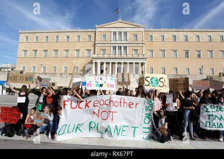 Athen, Griechenland. 8 Mär, 2019. Aktivismus. Schüler erfordern radikale Klima Aktion außerhalb des griechischen Parlaments. (Bild: © aristidis VafeiadakisZUMA Draht) Credit: ZUMA Press, Inc./Alamy leben Nachrichten Stockfoto