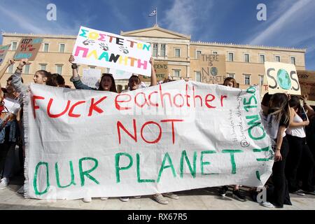 Athen, Griechenland. 8 Mär, 2019. Aktivismus. Schüler erfordern radikale Klima Aktion außerhalb des griechischen Parlaments. (Bild: © aristidis VafeiadakisZUMA Draht) Credit: ZUMA Press, Inc./Alamy leben Nachrichten Stockfoto