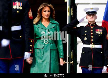 Washington, United States. 07 Mär, 2019. First Lady der USA Melania Trump, Mitte, mit US-Präsident Donald Trump (nicht gesehen) erwarten für die Ankunft der tschechische Premierminister Andrej Babis und seine Frau Monika Babisova zum Weißen Haus in Washington, USA, 7. März 2019. Credit: Roman Vondrous/CTK Photo/Alamy leben Nachrichten Stockfoto