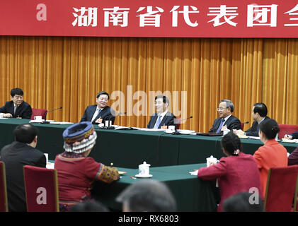 (190308) - Peking, 8. März 2019 (Xinhua) - Wang Huning, Mitglied des Ständigen Ausschusses des Politbüros der Kommunistischen Partei Chinas (CPC) und Mitglied des Sekretariats des CPC-Zentralausschusses, verbindet Beratung mit Abgeordneten aus der Provinz Hunan auf der zweiten Tagung des 13. Nationalen Volkskongresses in Peking, der Hauptstadt von China, 8. März 2019. (Xinhua / Yan Yan) Stockfoto