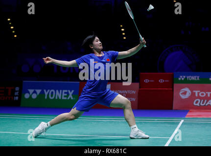 Birmingham, Großbritannien. 8 Mär, 2019. China ist er Bingjiao liefert den Shuttle während der Frauen singles viertelfinalegleichen zwischen Chinas und Japans Bingjiao er Akane Yamaguchi in der All England Open Badminton Championships 2019 in Birmingham, Großbritannien am 8. März 2019. Credit: Han Yan/Xinhua/Alamy leben Nachrichten Stockfoto