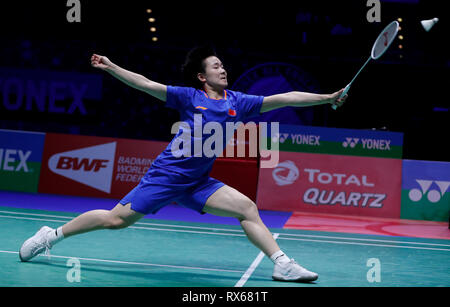 Birmingham, Großbritannien. 8 Mär, 2019. China ist er Bingjiao liefert den Shuttle während der Frauen singles viertelfinalegleichen zwischen Chinas und Japans Bingjiao er Akane Yamaguchi in der All England Open Badminton Championships 2019 in Birmingham, Großbritannien am 8. März 2019. Credit: Han Yan/Xinhua/Alamy leben Nachrichten Stockfoto