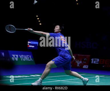 Birmingham, Großbritannien. 8 Mär, 2019. China ist er Bingjiao liefert den Shuttle während der Frauen singles viertelfinalegleichen zwischen Chinas und Japans Bingjiao er Akane Yamaguchi in der All England Open Badminton Championships 2019 in Birmingham, Großbritannien am 8. März 2019. Credit: Han Yan/Xinhua/Alamy leben Nachrichten Stockfoto