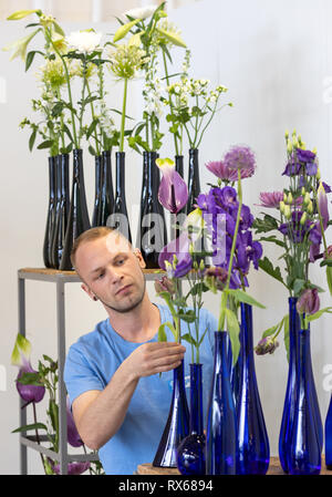 Erfurt, Deutschland. 08 Mär, 2019. Florist Markus Lehmann bereitet ein blumengruß Für die Saison Eröffnung in der ersten Halle Show des Jahres unter dem Titel "Bauhaus trifft Garten'. In diesem Jahr wird am 9. März 2019 unter dem Motto "Zeitlos spannend. Entdecken Sie die 360000 in das Bauhaus 2019". Quelle: Michael Reichel/dpa/Alamy leben Nachrichten Stockfoto