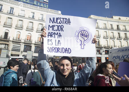 Madrid, Spanien. 8 Mär, 2019. Eine Frau gesehen, die ein Plakat zu sagen, unsere beste Waffe Solidarität, während der Demonstration. Spanische Frauen die feministische Streik 2019 (Women's Strike) in Madrid mit Aktivitäten und Proteste aus verschiedenen Verbänden und gesellschaftlichen Gruppen begonnen, vor dem großen Protest von Atocha Plaza España. Die feministische Streik ist eine Arbeit, Pflege, Verbrauch, Student und assoziative Streik. Credit: Lito Lizana/SOPA Images/ZUMA Draht/Alamy leben Nachrichten Stockfoto