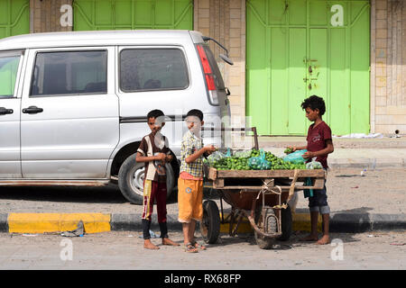 Aden, Jemen. 8 Mär, 2019. Kinder verkaufen Zitronen auf einer Straße in Aden, Jemen, 8. März 2019. Tausende von jemenitischen Kinder haben auf die Straßen als Folge der wachsenden militärischen Konflikt, der zwischen der jemenitischen Regierung und der Rebellen Houthi im Jahr 2015 brach geschoben. Die Anzahl der Straßenkinder steigt immer noch auf einer täglichen Grundlage wie Kämpfe, Erweiterung mehr Provinzen in den verarmten arabischen Land inmitten der Mangel an politischen Lösungen zu Ende der 4-jährigen Bürgerkrieg. Credit: Murad Abdo/Xinhua/Alamy leben Nachrichten Stockfoto