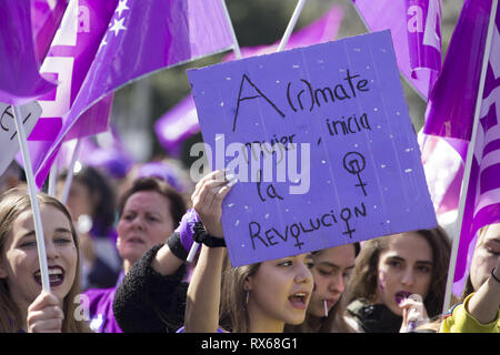 Madrid, Spanien. 8 Mär, 2019. Eine Frau gesehen, die ein Schild sagt, in der Nähe eine Frau, Anfang der Revolution, während des Protestes. Spanische Frauen die feministische Streik 2019 (Women's Strike) in Madrid mit Aktivitäten und Proteste aus verschiedenen Verbänden und gesellschaftlichen Gruppen begonnen, vor dem großen Protest von Atocha Plaza España. Die feministische Streik ist eine Arbeit, Pflege, Verbrauch, Student und assoziative Streik. Credit: Lito Lizana/SOPA Images/ZUMA Draht/Alamy leben Nachrichten Stockfoto