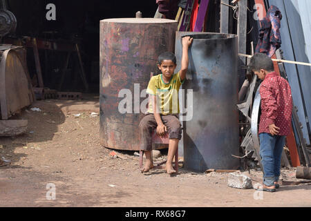 Aden, Jemen. 8 Mär, 2019. Zwei jemenitische Kinder arbeiten an einem metallarbeiten Shop in Aden, Jemen, 8. März 2019. Tausende von jemenitischen Kinder haben auf die Straßen als Folge der wachsenden militärischen Konflikt, der zwischen der jemenitischen Regierung und der Rebellen Houthi im Jahr 2015 brach geschoben. Die Anzahl der Straßenkinder steigt immer noch auf einer täglichen Grundlage wie Kämpfe, Erweiterung mehr Provinzen in den verarmten arabischen Land inmitten der Mangel an politischen Lösungen zu Ende der 4-jährigen Bürgerkrieg. Credit: Murad Abdo/Xinhua/Alamy leben Nachrichten Stockfoto