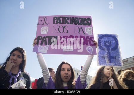 Madrid, Spanien. 8 Mär, 2019. Eine Frau gesehen, die ein Schild sagt, Patriarchat gibt mir das Würgen, während der Demonstration. Spanische Frauen die feministische Streik 2019 begonnen (Frauen- Streik) in Madrid mit Aktivitäten und Proteste aus verschiedenen Verbänden und gesellschaftlichen Gruppen vor dem großen Protest von Atocha Plaza España. Die feministische Streik ist eine Arbeit, Pflege, Verbrauch, Student und assoziative Streik. Credit: Lito Lizana/SOPA Images/ZUMA Draht/Alamy leben Nachrichten Stockfoto