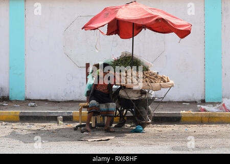 Aden, Jemen. 8 Mär, 2019. Ein Kind sitzt neben einem Verkaufsstand auf einer Straße in Aden, der Hauptstadt des Jemen, 8. März 2019. Tausende von jemenitischen Kinder haben auf die Straßen als Folge der wachsenden militärischen Konflikt, der zwischen der jemenitischen Regierung und der Rebellen Houthi im Jahr 2015 brach geschoben. Die Anzahl der Straßenkinder steigt immer noch auf einer täglichen Grundlage wie Kämpfe, Erweiterung mehr Provinzen in den verarmten arabischen Land inmitten der Mangel an politischen Lösungen zu Ende der 4-jährigen Bürgerkrieg. Credit: Murad Abdo/Xinhua/Alamy leben Nachrichten Stockfoto