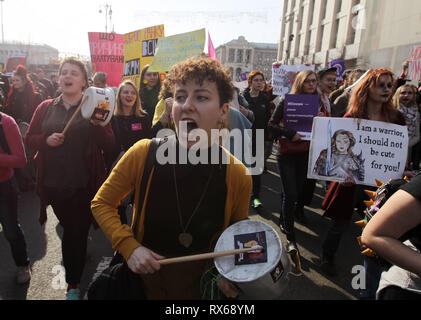 Kiew, Kiew, Ukraine. 8 Mär, 2019. Die Demonstranten werden gesehen, Parolen während des Protestes. ukrainischen Feministinnen und ihren Anhängern ihre März anspruchsvolle für die Rechte der Frauen weltweit und gegen häusliche Gewalt bei den Internationalen Frauentag, der jedes Jahr gefeiert wird am 8. März statt. Credit: Pavlo Gontschar/SOPA Images/ZUMA Draht/Alamy leben Nachrichten Stockfoto