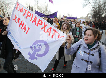 Kiew, Kiew, Ukraine. 8 Mär, 2019. Die Demonstranten werden gesehen, ein Banner während des Protestes halten. ukrainischen Feministinnen und ihren Anhängern ihre März anspruchsvolle für die Rechte der Frauen weltweit und gegen häusliche Gewalt bei den Internationalen Frauentag, der jedes Jahr gefeiert wird am 8. März statt. Credit: Pavlo Gontschar/SOPA Images/ZUMA Draht/Alamy leben Nachrichten Stockfoto