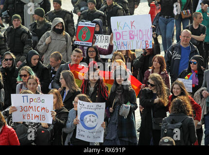 Kiew, Kiew, Ukraine. 8 Mär, 2019. Die Demonstranten werden gesehen, Plakate während des Protestes halten. ukrainischen Feministinnen und ihren Anhängern ihre März anspruchsvolle für die Rechte der Frauen weltweit und gegen häusliche Gewalt bei den Internationalen Frauentag, der jedes Jahr gefeiert wird am 8. März statt. Credit: Pavlo Gontschar/SOPA Images/ZUMA Draht/Alamy leben Nachrichten Stockfoto