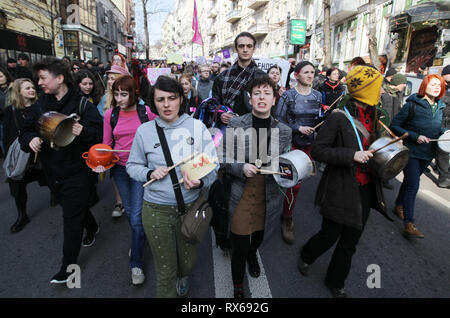 Kiew, Kiew, Ukraine. 8 Mär, 2019. Die Demonstranten werden gesehen, Parolen während des Protestes. ukrainischen Feministinnen und ihren Anhängern ihre März anspruchsvolle für die Rechte der Frauen weltweit und gegen häusliche Gewalt bei den Internationalen Frauentag, der jedes Jahr gefeiert wird am 8. März statt. Credit: Pavlo Gontschar/SOPA Images/ZUMA Draht/Alamy leben Nachrichten Stockfoto