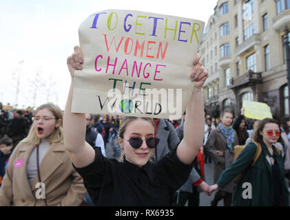 Kiew, Kiew, Ukraine. 8 Mär, 2019. Eine Demonstrantin hält ein Plakat gesehen, während des Protestes. ukrainischen Feministinnen und ihren Anhängern ihre März anspruchsvolle für die Rechte der Frauen weltweit und gegen häusliche Gewalt bei den Internationalen Frauentag, der jedes Jahr gefeiert wird am 8. März statt. Credit: Pavlo Gontschar/SOPA Images/ZUMA Draht/Alamy leben Nachrichten Stockfoto