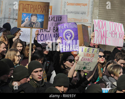 Kiew, Kiew, Ukraine. 8 Mär, 2019. Die Demonstranten werden gesehen, Plakate während des Protestes halten. ukrainischen Feministinnen und ihren Anhängern ihre März anspruchsvolle für die Rechte der Frauen weltweit und gegen häusliche Gewalt bei den Internationalen Frauentag, der jedes Jahr gefeiert wird am 8. März statt. Credit: Pavlo Gontschar/SOPA Images/ZUMA Draht/Alamy leben Nachrichten Stockfoto