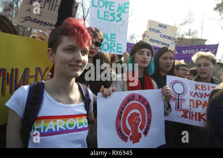 Kiew, Kiew, Ukraine. 8 Mär, 2019. Die Demonstranten werden gesehen, Plakate während des Protestes halten. ukrainischen Feministinnen und ihren Anhängern ihre März anspruchsvolle für die Rechte der Frauen weltweit und gegen häusliche Gewalt bei den Internationalen Frauentag, der jedes Jahr gefeiert wird am 8. März statt. Credit: Pavlo Gontschar/SOPA Images/ZUMA Draht/Alamy leben Nachrichten Stockfoto