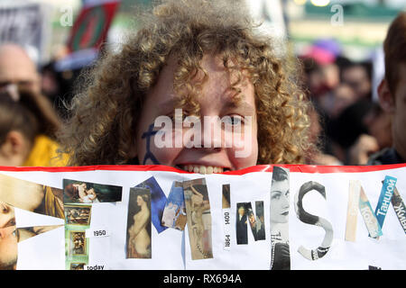 Kiew, Kiew, Ukraine. 8 Mär, 2019. Eine Demonstrantin hält ein Plakat gesehen, während des Protestes. ukrainischen Feministinnen und ihren Anhängern ihre März anspruchsvolle für die Rechte der Frauen weltweit und gegen häusliche Gewalt bei den Internationalen Frauentag, der jedes Jahr gefeiert wird am 8. März statt. Credit: Pavlo Gontschar/SOPA Images/ZUMA Draht/Alamy leben Nachrichten Stockfoto