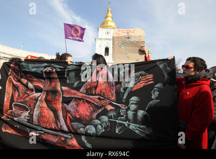 Kiew, Kiew, Ukraine. 8 Mär, 2019. Die Demonstranten werden gesehen, ein Banner während des Protestes halten. ukrainischen Feministinnen und ihren Anhängern ihre März anspruchsvolle für die Rechte der Frauen weltweit und gegen häusliche Gewalt bei den Internationalen Frauentag, der jedes Jahr gefeiert wird am 8. März statt. Credit: Pavlo Gontschar/SOPA Images/ZUMA Draht/Alamy leben Nachrichten Stockfoto