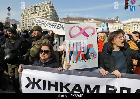 Kiew, Kiew, Ukraine. 8 Mär, 2019. Die Demonstranten werden gesehen, ein Banner während des Protestes halten. ukrainischen Feministinnen und ihren Anhängern ihre März anspruchsvolle für die Rechte der Frauen weltweit und gegen häusliche Gewalt bei den Internationalen Frauentag, der jedes Jahr gefeiert wird am 8. März statt. Credit: Pavlo Gontschar/SOPA Images/ZUMA Draht/Alamy leben Nachrichten Stockfoto