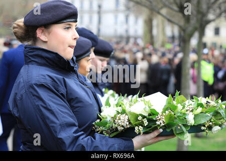 London, Großbritannien, 8.. März 2019. Gedenkkranz am National Police Memorial. Polizeibeamte und Mitarbeiter von der anderen Seite der MET-Parade durch das Zentrum Londons in der „100 Jahre starken“ Prozession, um den Internationalen Frauentag und den hundertjährigen Jahrestag der Frauen in der Truppe zu feiern. Kredit: Imageplotter/Alamy Live Nachrichten Stockfoto