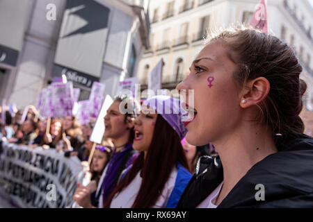 Madrid, Spanien. 8 Mär, 2019. Studenten gesehen, die an der Puerta del Sol in Madrid während der Tag der Frauen. Spanien feiert den Internationalen Tag der Frau mit einem Frauen Generalstreik und unzählige Proteste mit Veranstaltungen rund um das Land. Credit: Jesus Hellin/SOPA Images/ZUMA Draht/Alamy leben Nachrichten Stockfoto