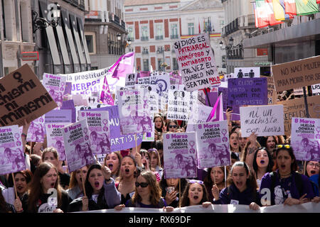 Madrid, Spanien. 8 Mär, 2019. Studenten gesehen, die an der Puerta del Sol in Madrid während der Tag der Frauen. Spanien feiert den Internationalen Tag der Frau mit einem Frauen Generalstreik und unzählige Proteste mit Veranstaltungen rund um das Land. Credit: Jesus Hellin/SOPA Images/ZUMA Draht/Alamy leben Nachrichten Stockfoto