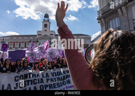 Madrid, Spanien. 8 Mär, 2019. Studenten gesehen, die an der Puerta del Sol in Madrid während der Tag der Frauen. Spanien feiert den Internationalen Tag der Frau mit einem Frauen Generalstreik und unzählige Proteste mit Veranstaltungen rund um das Land. Credit: Jesus Hellin/SOPA Images/ZUMA Draht/Alamy leben Nachrichten Stockfoto