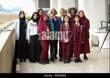 London, Großbritannien. 8. Mär 2019. Britische Theaterregisseur Jude Kelly (Mitte links) und Bürgermeister von London Sadiq Khan (Mitte rechts) an die Frauen der Welt Festival an der Southbank London gesehen. Credit: SOPA Images Limited/Alamy leben Nachrichten Stockfoto