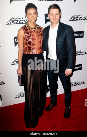 Morena Baccarin und ihrem Ehemann Benjamin McKenzie die Bravo Reality-Show "Project Runway" Premiere auf der Vandalismus an März 7, 2019 in New York City. Stockfoto