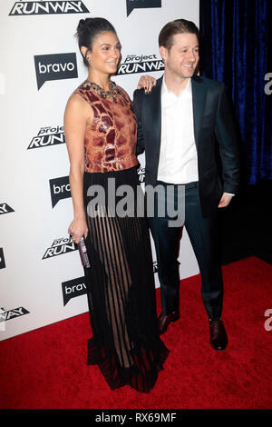 Morena Baccarin und ihrem Ehemann Benjamin McKenzie die Bravo Reality-Show "Project Runway" Premiere auf der Vandalismus an März 7, 2019 in New York City. Stockfoto