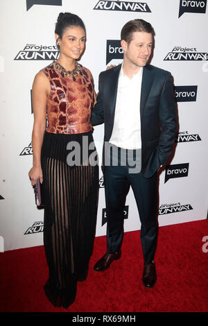 Morena Baccarin und ihrem Ehemann Benjamin McKenzie die Bravo Reality-Show "Project Runway" Premiere auf der Vandalismus an März 7, 2019 in New York City. Stockfoto