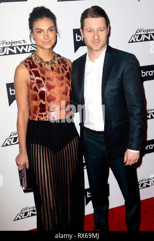 Morena Baccarin und ihrem Ehemann Benjamin McKenzie die Bravo Reality-Show "Project Runway" Premiere auf der Vandalismus an März 7, 2019 in New York City. Stockfoto