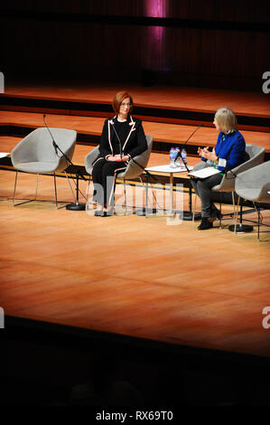 Julia Gillard (L) und Jude Kelly (R) beobachtet, als er bei den Frauen der Welt Festival in Southbank London. Stockfoto